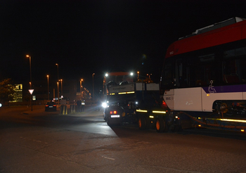 Ein Tieflader transportiert den Tramino II Richtung Tramdepot.