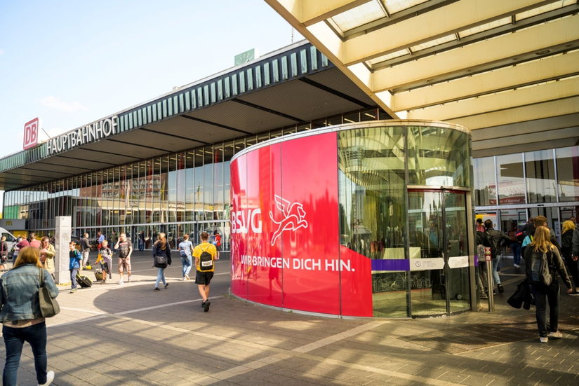 Service-Point auf dem Bahnhofsvorplatz