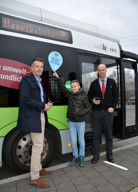 Projektleiter Frank Brandt, Fahrer Oliver Warneke und dessen Sohn Bennett nehmen das WLAN in den emil-Bussen in Betrieb