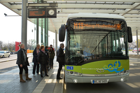 Fahrgasteinstieg am Hauptbahnhof.