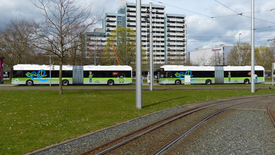 Zwei E-Gelenkzüge auf der Ladestation am Hauptbahnhof.