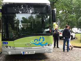 Der 12 Meter lange emil-Solobus stieß auf reges Interesse der Besucher.