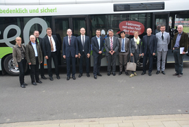 Teilnehmer des E-Bus-Workshops vor einem der neuen E-Gelenkbusse der Verkehrs-GmbH.