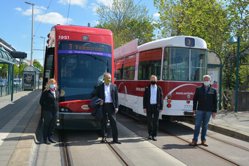 Straßenbahnfahrerin Marlen Wiegel, Oberbürgermeister Ulrich Markurth, BSVG-Aufsichtsratsvorsitzender Frank Flake, BSVG-Geschäftsführer Jörg Reincke geben Tramino 1951 für seine 1. Linienfahrt frei.