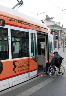 Einstieg Rollstuhlfahrer in eine Niederflurbahn Einstieg Rollstuhlfahrer in eine Niederflurbahn